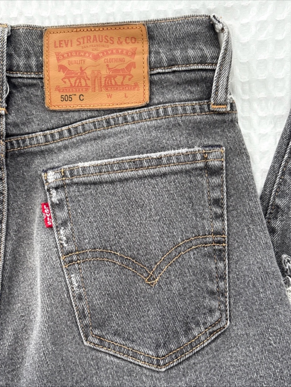 Levi’s Women’s Black Distressed Straight-Leg Jeans